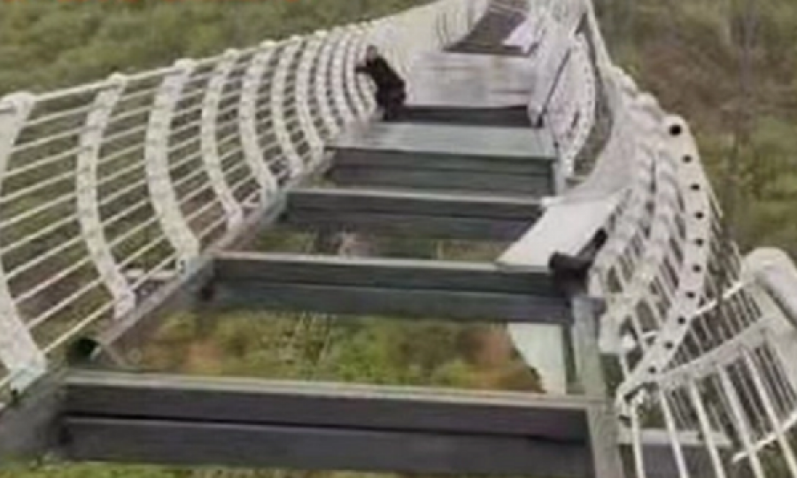 Momenti i tmerrshëm: Ura prej xhami thyhet, turisti në pritje që dikush ta shpëtojë