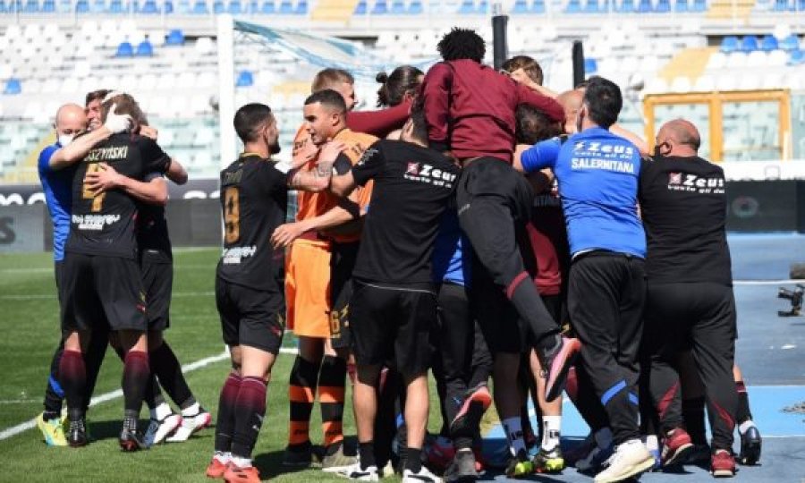 Salernitana u promovua në Serie A, por presidenti duhet ta shesë klubin brenda 30 ditëve