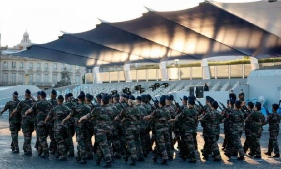  Ushtarët francezë paralajmërojnë për luftë civile 
