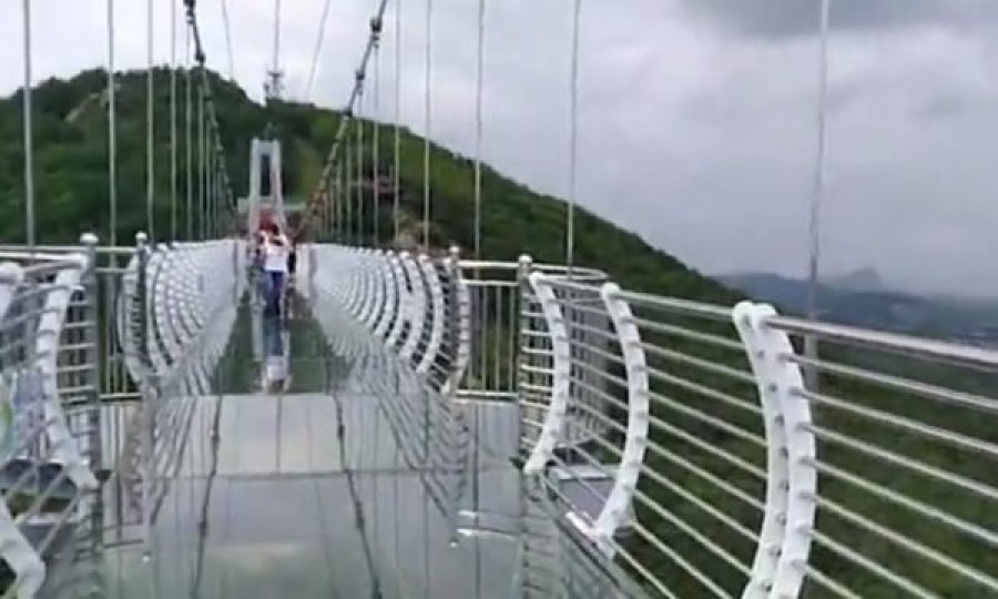 Ngjarje e pazakontë: Shkatërrohet ura prej xhami, turisti mbetet i varur në lartësinë 100 metra 