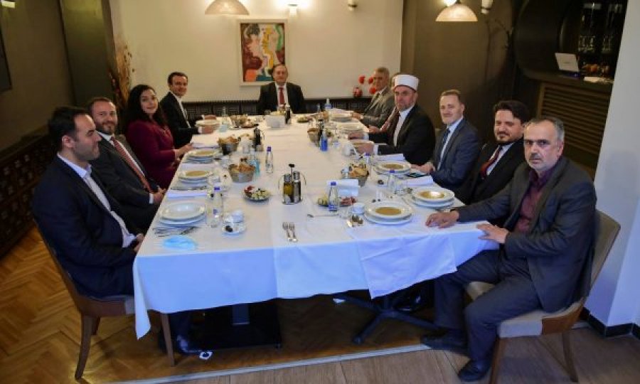 Vjosa Osmani shtron iftar për Ramazan, të pranishëm Kurti e kryemyftiu Tërnava