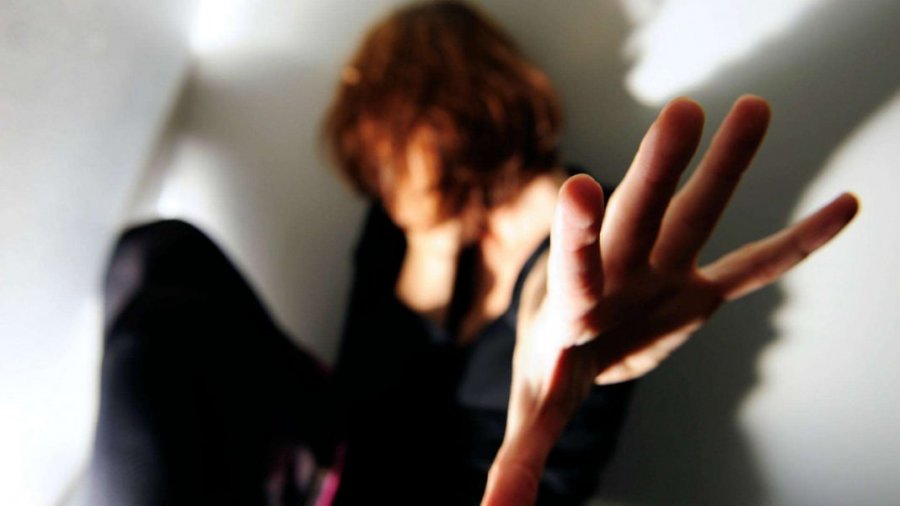 Fushë Kosovë: Një grua thotë se një burrë e ka mashtruar dhe dhunuar