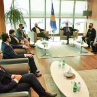 Kryeministri Kurti e konfirmon që vaksinat e ardhura sot janë Astra Zeneca