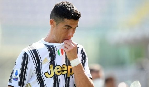 Ronaldo i vetmuar në zhveshtoren e Juventusit, bashkëlojtarët s’e duan më