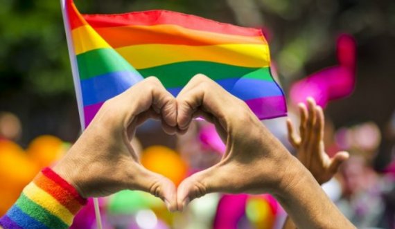 Kishat katolike bekojnë çiftet homoseksuale, vendimi ngjall reagime