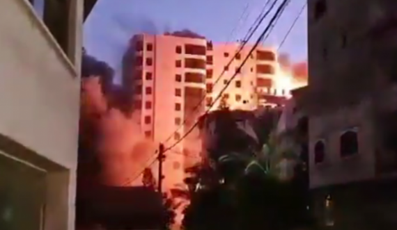 Momenti i shembjes së ndërtesës 13-katëshe në Gaza pas goditjes nga raketat izraelite