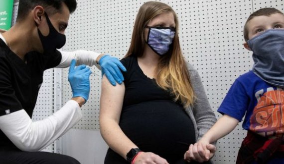35-vjeçarja vdes pas vaksinimit, Brazili pezullon përdorimin e Astra Zenecas te gratë shtatzëna