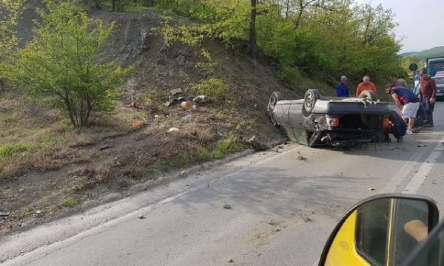 Rrokulliset vetura në rrugën Gjilan-Prishtinë, tre të lënduar