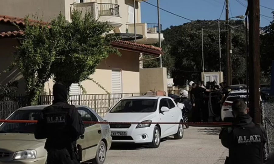 20-vjeçaren e lidhin, e torturojnë e më pas e vrasin në sy të vajzës 11-muajshe