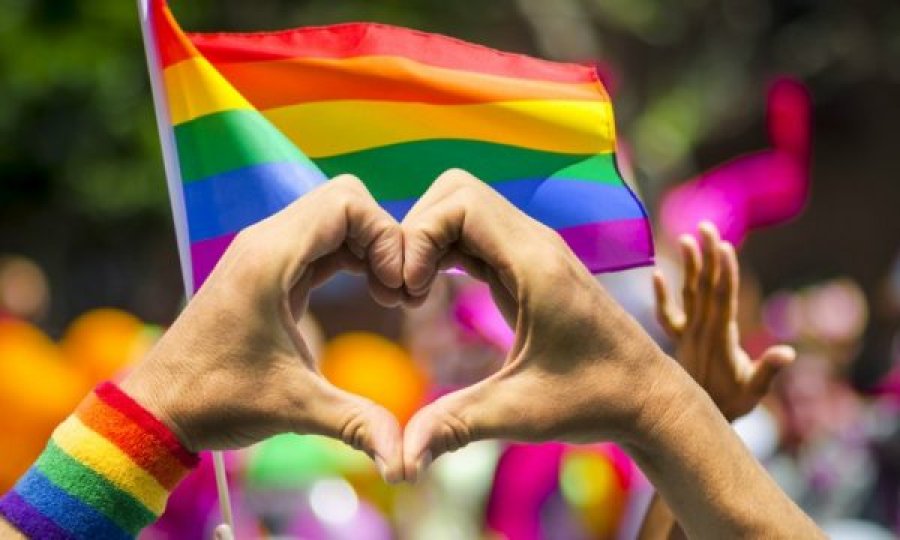Kishat katolike bekojnë çiftet homoseksuale, vendimi ngjall reagime