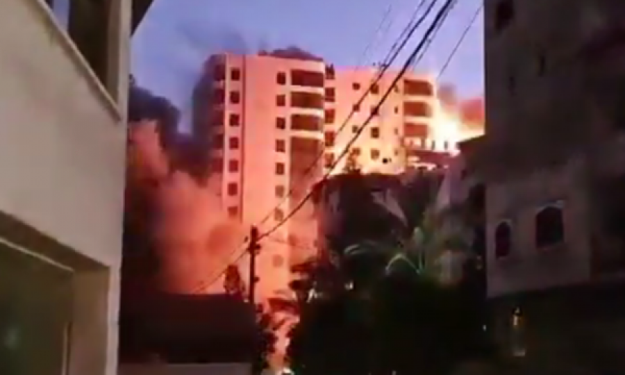Momenti i shembjes së ndërtesës 13-katëshe në Gaza pas goditjes nga raketat izraelite