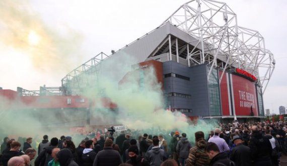 Tifozët protestojnë sërish para “Old Trafford” pak para ndeshjes me Liverpoolin