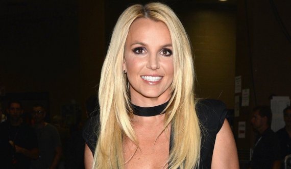 Britney Spears lyen flokët rozë, dhe rrjeti u 'çmend' 
