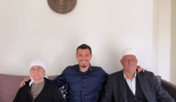 Djali i Hashim Thaçit uron festën e Bajramit me një fotografi me gjyshërit 