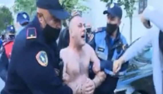  40-vjeçari tentoi të vetëdigjej në sheshin e Tiranës, reagon policia: E ndaluan besimtarët 