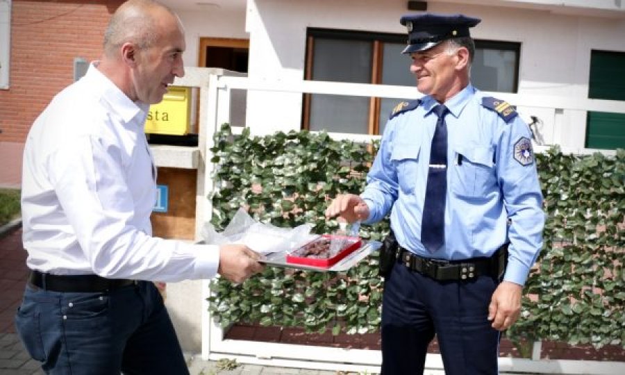  Ramush Haradinaj e vazhdon traditën, nis mëngjesin e Bajramit në nderim të policëve 