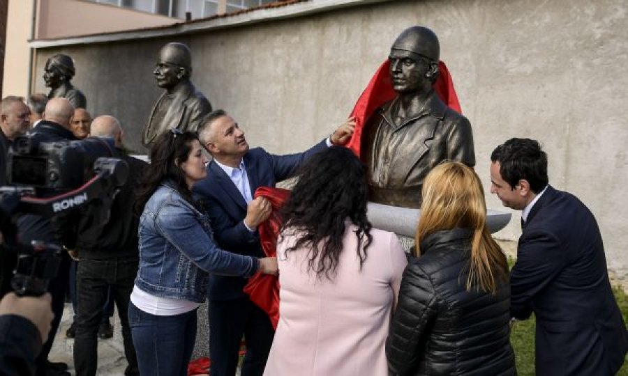 Albin Kurti dhe Bekim Jashari zbulojnë bustet e Tahir e Nebih Mehës