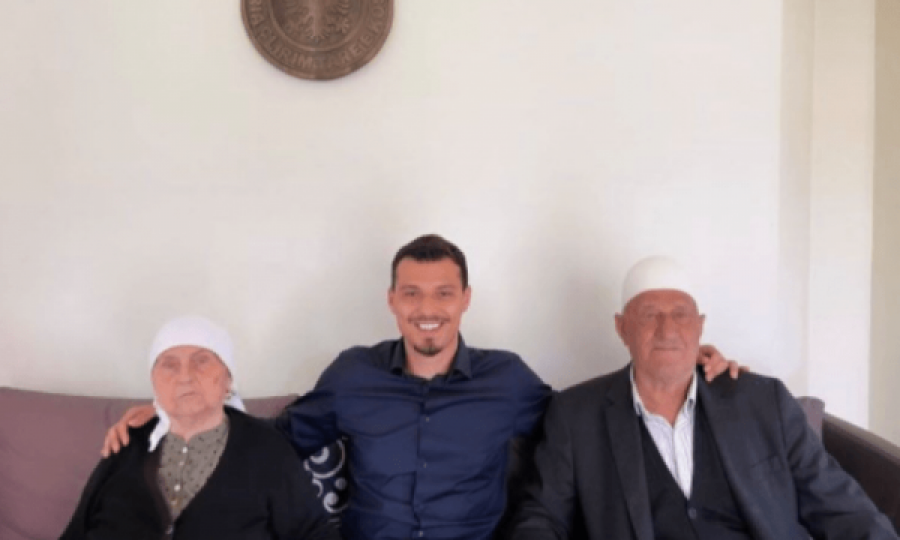 Djali i Hashim Thaçit uron festën e Bajramit me një fotografi me gjyshërit 