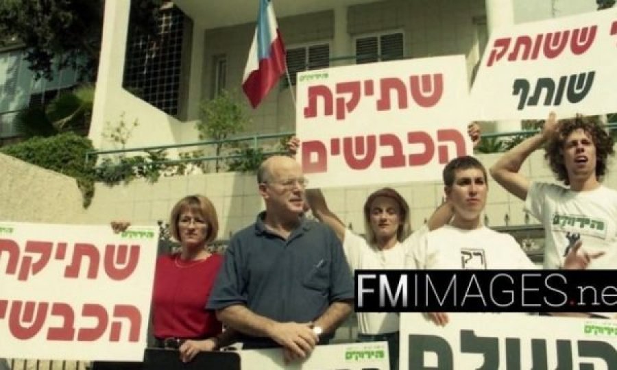  Tel Aviv 1999: Hebrenjtë duke protestuar para ambasadës së Jugosllavisë, për masakrën e Reçakut 