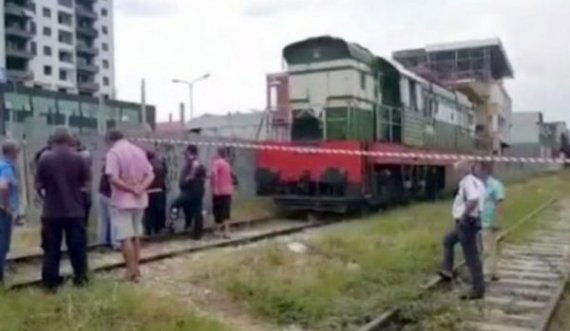  Hekurudha kalon mes për mes fshatit, banorët të frikësuar: Na rrezikohen fëmijët 