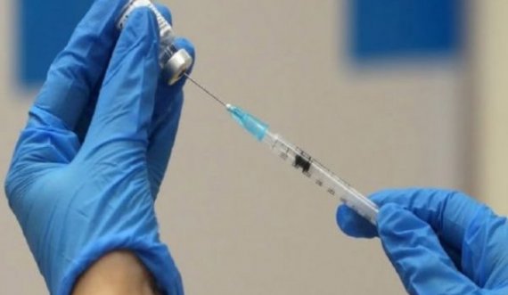 Ministria e Shëndetësisë u bën thirrje qytetarëve: Paraqituni për vaksinim vetëm pasi të keni marrë thirrjen