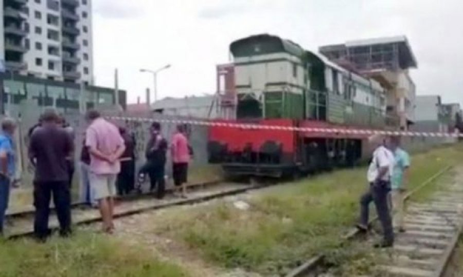  Hekurudha kalon mes për mes fshatit, banorët të frikësuar: Na rrezikohen fëmijët 