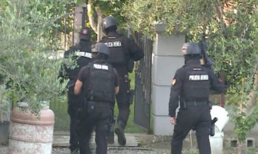 Pamje ku shihet polici i RENEA-s duke shkëmbyer kokainë