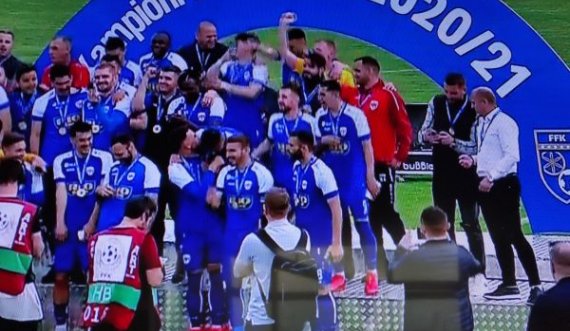 Prishtina e ngrit lart trofeun e Superligës së Kosovës