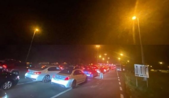 Kolona të gjata në kufirin Serbi-Kroaci, pritjet deri në 5 orë