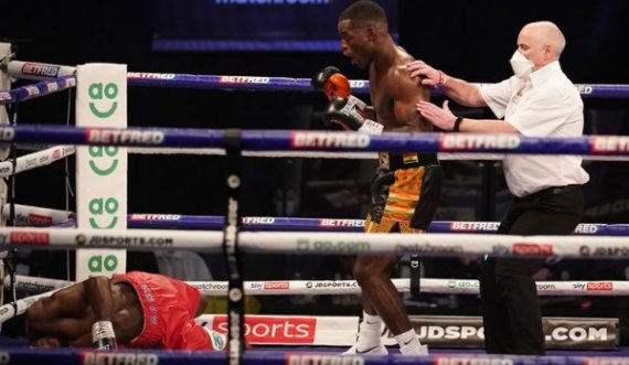 Joshua Buatsi e mposht Dos Santosin me nokaut brutal
