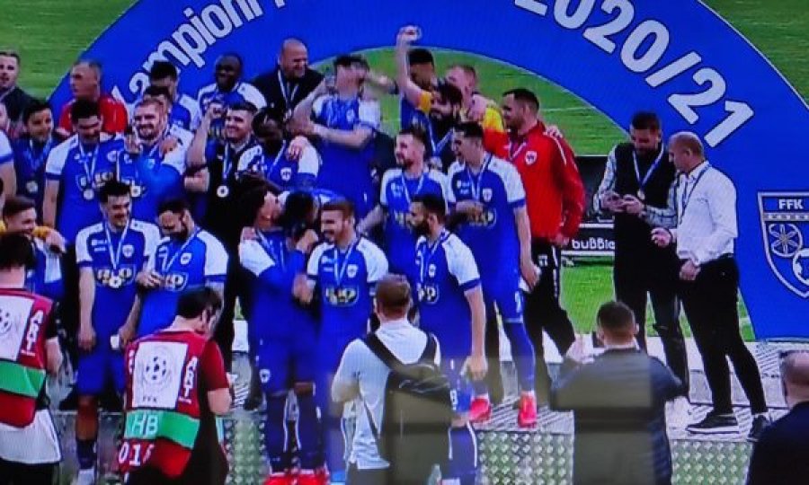 Prishtina e ngrit lart trofeun e Superligës së Kosovës