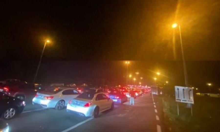 Kolona të gjata në kufirin Serbi-Kroaci, pritjet deri në 5 orë