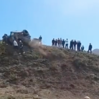 Ndodhë në Kosovë: Vetura për pak sa nuk i shtyp publikun që shikonin garat