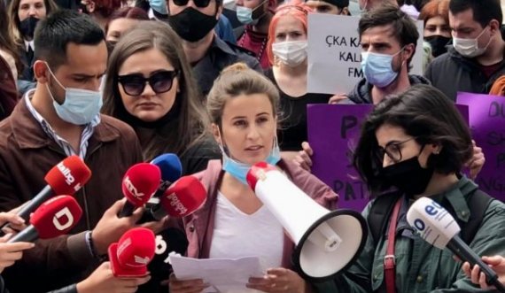 Protestohet para ministrisë së Arsimit, shkak ngacmimi seksual ndaj të miturës në Prishtinë
