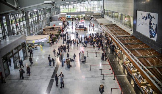  Një person sulmon policin për shkak të maskës në Aeroportin “Adem Jashari” 