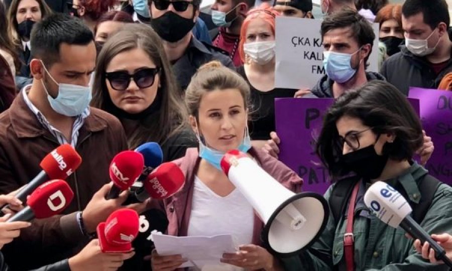 Protestohet para ministrisë së Arsimit, shkak ngacmimi seksual ndaj të miturës në Prishtinë