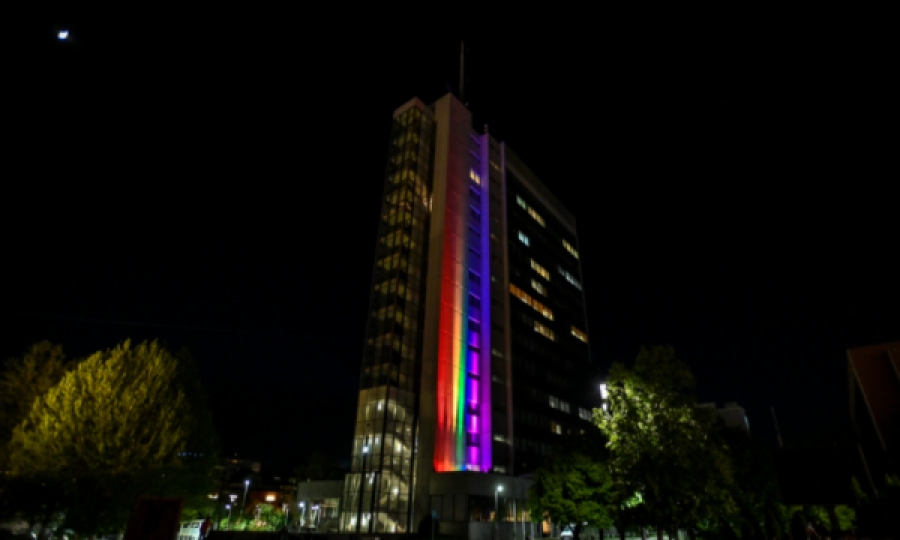 Qeveria ndriçohet me flamurin e LGBT’së, Kurti vjen me mesazh