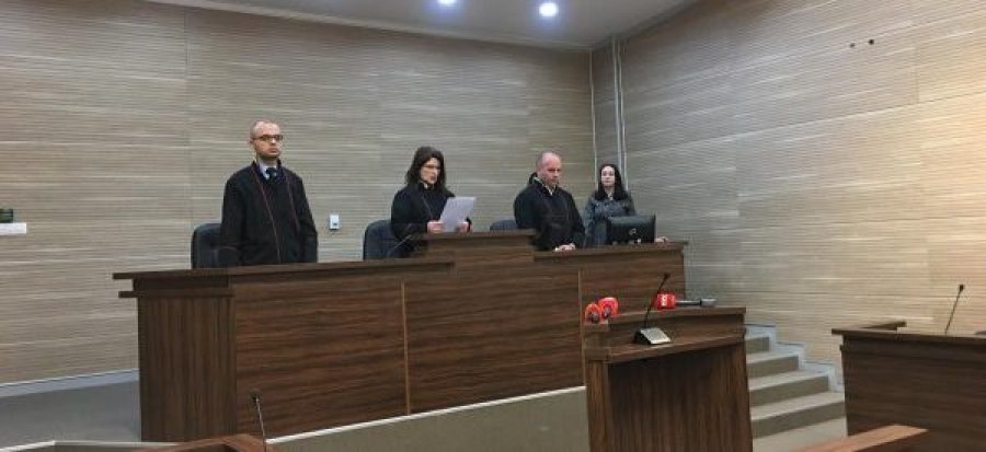 Lirohen nga akuzat Albulena Haxhiu, Pal Lekaj dhe të tjerët të akuzuar për gazin lotsjellës në Kuvend