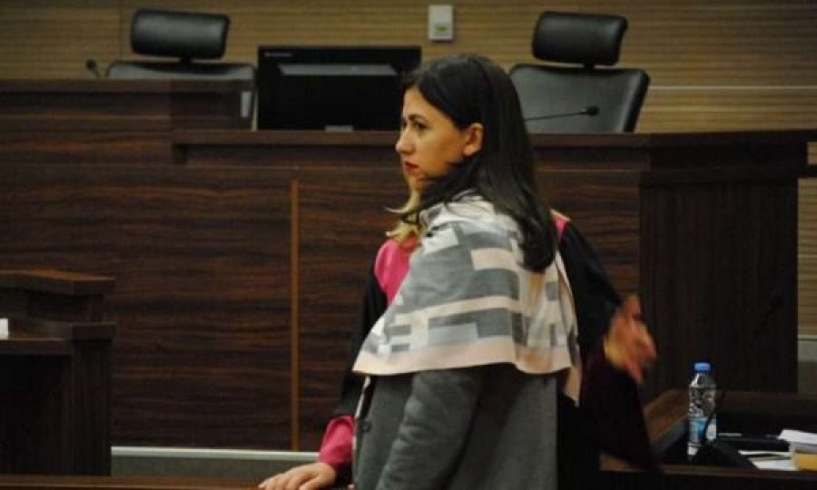 Ministrja e Drejtësisë, Albulena Haxhiu, nga banka e të akuzuarës kritikon Prokurorin Ilaz Beqiri