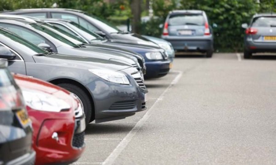  Parkingu bëhet mollë sherri për kosovarët, prishtinasi kërcënon me armë dy persona 