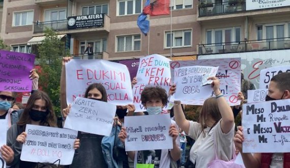  Gjimnazistët protestojnë pas rastit të sulmit sek*ual në shkollën “Faik Konica” 
