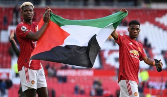 “Lutemi për Palestinën” – Pogba sillet rrotull fushës në Old Trafford me flamur palestinez në dorë