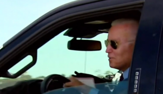 Kur pyetet rreth Izraelit, Joe Bideni e mbush gaz veturën dhe largohet 