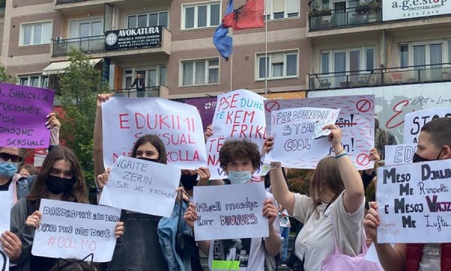  Gjimnazistët protestojnë pas rastit të sulmit sek*ual në shkollën “Faik Konica” 