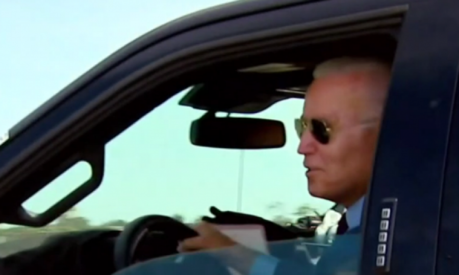 Kur pyetet rreth Izraelit, Joe Bideni e mbush gaz veturën dhe largohet 