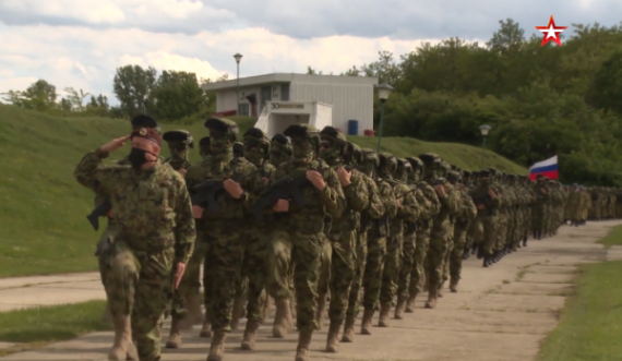  Forcat ushtarake ruse mbërrijnë në Serbi 
