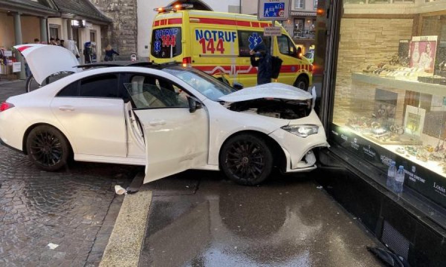  Mercedesi përplaset në argjendari, dy kosovare të përfshira në aksident 