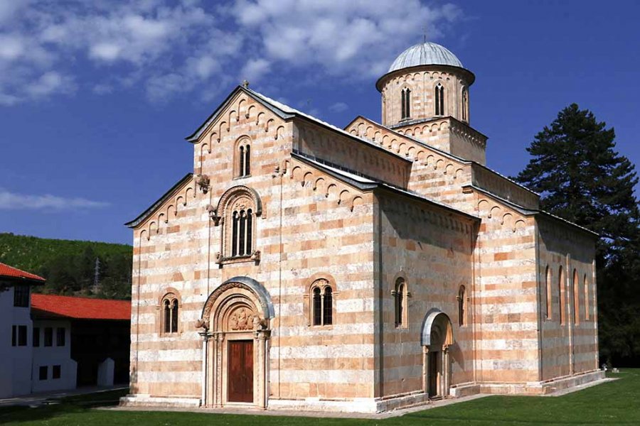  ​Historianët kundër Kushtetueses për tokën e Manastirit të Deçanit 
