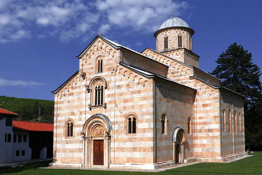  ​Historianët kundër Kushtetueses për tokën e Manastirit të Deçanit 
