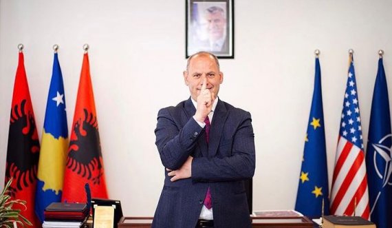  Ramiz Lladrovci e mban akoma fotografinë e Hashim Thaçit në zyrën e tij
